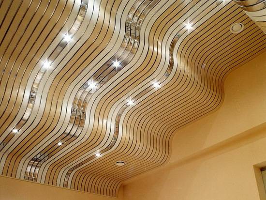 Реечный алюминиевый потолок, рекомендации с фото