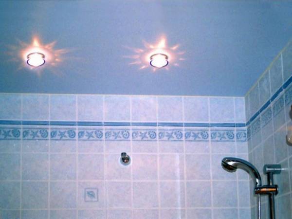 Как красить в ванной комнате потолок - фото