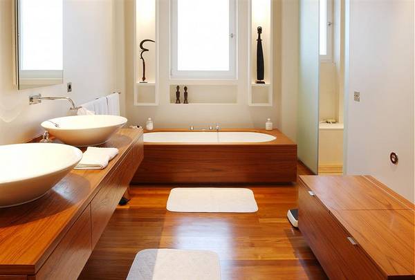 Что лучше ложить на деревянный пол в ванную - фото