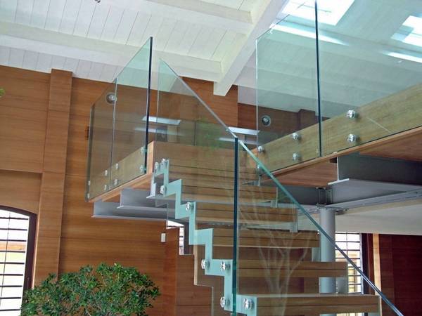 Делаем стеклянные ограждения лестницы в коттедже: как правильно выбрать и установить с фото