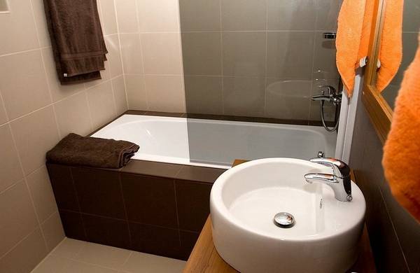 Идеи дизайна для маленькой ванной комнаты - фото