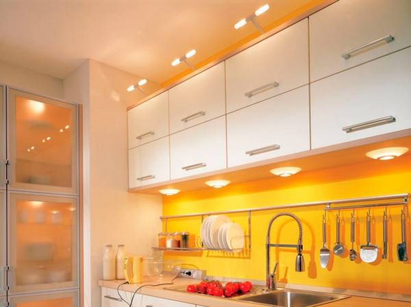 Эффективные варианты подсветки рабочей зоны на кухне и их особенности с фото