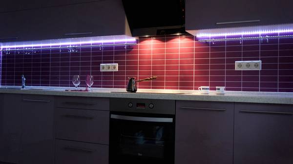 Качественная подсветка на кухне под шкафами своими руками: правила выбора и ... - фото