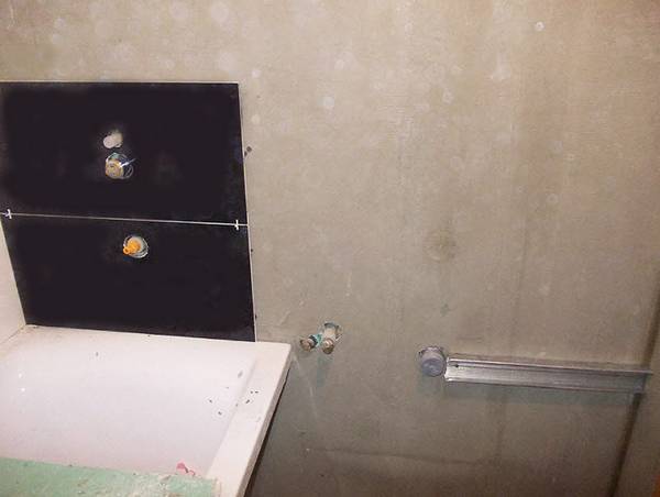 Как клеить плитку в ванной на стену самостоятельно с фото
