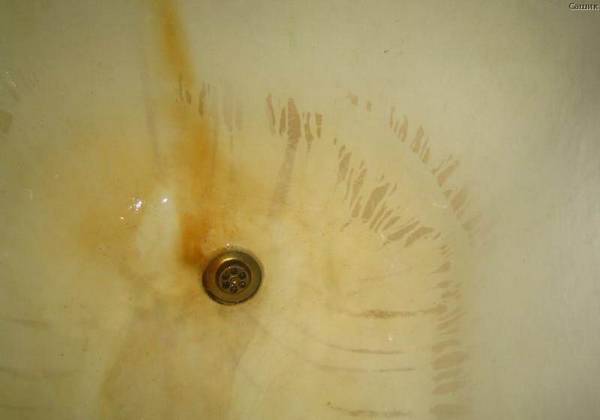 Способы очистки ванны в домашних условиях от образовавшегося желтого налета - фото