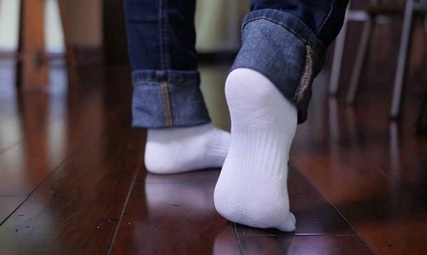 Как отбелить и отстирать белые носки в домашних условиях? - фото
