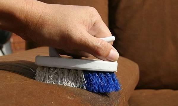Как можно почистить мягкую мебель в домашних условиях - фото