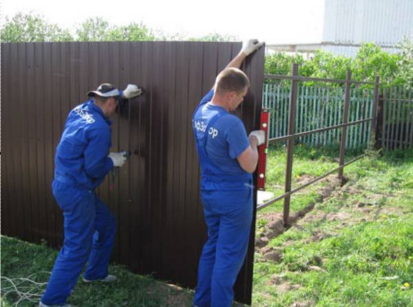 Как построить забор из металлопрофиля на своём участке с фото