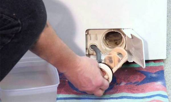 Процесс чистки фильтра стиральной машины - фото