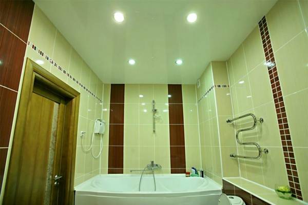 Как сделать натяжной потолок в ванной комнате - фото