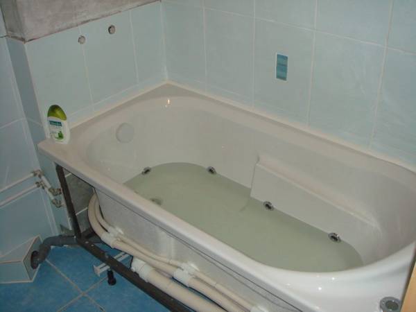 Механические и химические способы устранения засоров в ванной с фото