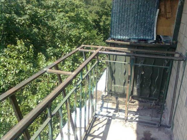 Остекление балкона пластиковыми окнами - фото