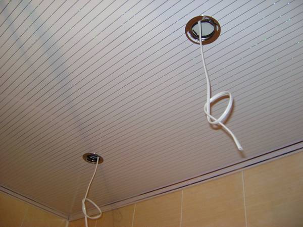 Монтаж своими руками пластикового потолка в ванной с фото
