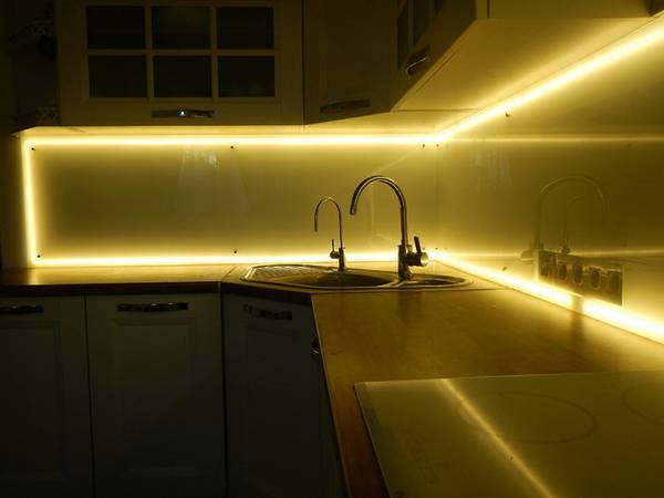 Подсветка фартука на кухне светодиодной лентой: описание и инструкция с фото