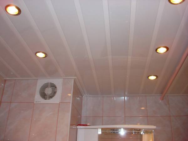 Как выбрать и смонтировать подвесной потолок в ванной с фото