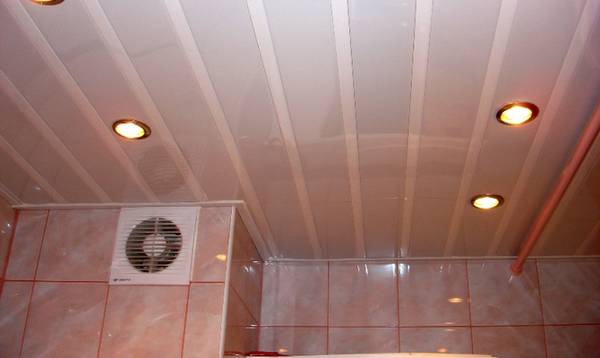 Как сделать потолок в ванной из панелей ПВХ своими руками? - фото
