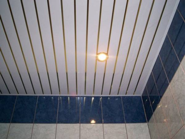 Как правильно сделать потолок в ванной из пластиковых панелей - фото