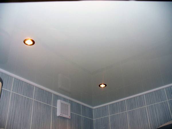 Правила выбора материалов для отделки потолка ванной комнаты с фото