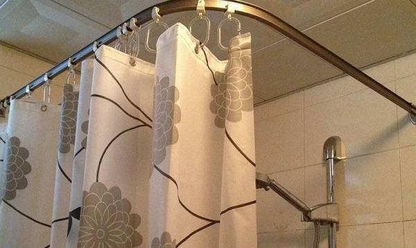 Виды шторок для ванной и способы их крепления - фото