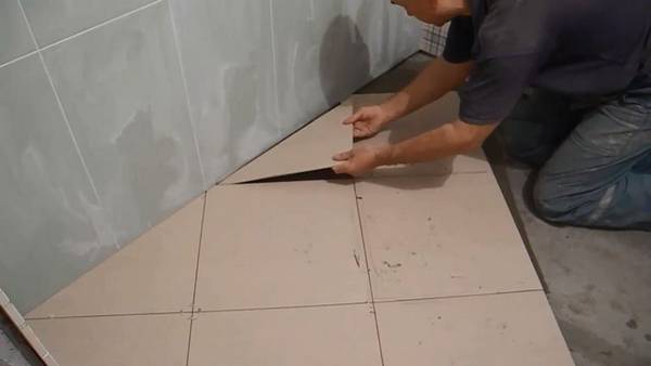 Советы по укладке керамической плитки вокруг ванной своими руками - фото