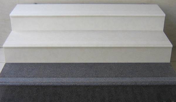 Ступени из керамогранита для лестниц: их особенность и достоинства с фото
