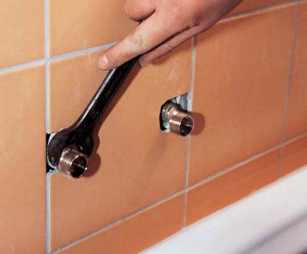 Установка смесителя в ванной своими руками: как это сделать? - фото