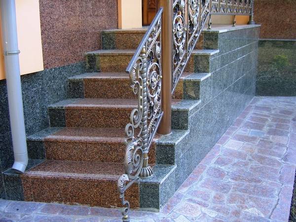 Входные лестницы в частных домах: особенности и варианты - фото