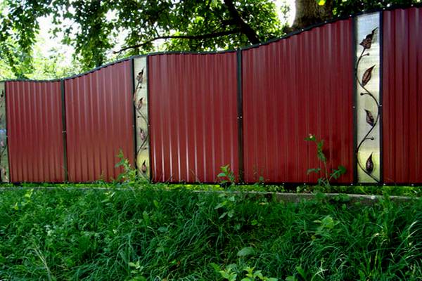 Забор из профнастила своими руками - достаточно простое и экономичное решен ... - фото